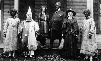Un grupo de personas con disfraces, en una imagen sin fecha.