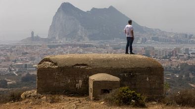 Vista de uno de los búnkeres de sierra Carbonera. Al fondo, el Peñón de Gibraltar y La Línea de la Concepción.