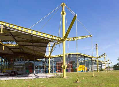 Renault Distribution Centre (Swindon, Inglaterra, 1980-82), diseñado por Norman Foster en el estilo fabril que inició el centro Pompidou.