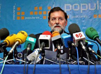 El presidente del Partido Popular, Mariano Rajoy, durante la rueda de prensa que ofreció esta mañana tras la explosión de una furgoneta bomba en el aeropuerto de Barajas.