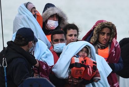 Un grupo de migrantes rescatados mientras intentaban cruzar el Canal de la Mancha por la Fuerza de Fronteras del Reino Unido desembarca el 3 de mayo de 2022, en Dover, Inglaterra.
