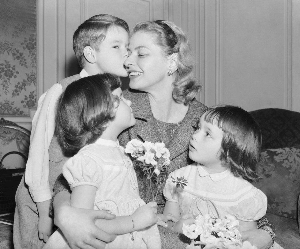 Ingrid Bergman con sus tres hijos, en París en 1957.