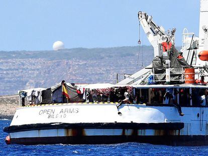 El barco Open Arms, frente a la costa de Lampedusa.
