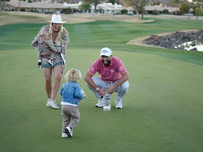 Rahm, junto a su mujer, Kelley, y sus hijos, Kepa (de pie) y Eneko, tras ganar el American Express.