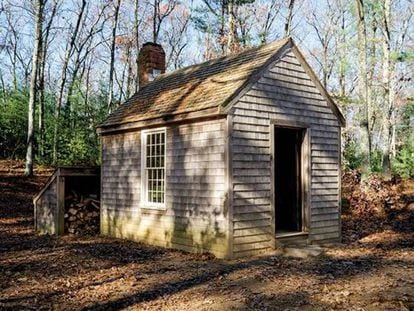 Cabaña de Thoreau reconstruida cerca de donde se ubicaba la original en Concord, Massachusetts, cerca del pantano Walden.