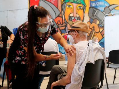 Una enfermera aplica una vacuna contra la covid-19 a un hombre de la tercera edad, en Santiago (Chile), el 7 de febrero de 2022.