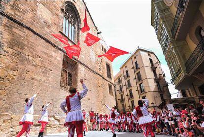 Abanderados durante las fiestas de Tortosa (Tarragona).