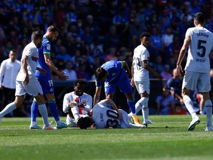 Kessie y Gavi se duelen en el suelo ante la presencia de Damián Suárez durante el partido de este domingo en Getafe.