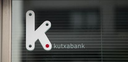 El logo de Kutxabank en una de sus sucursales. 