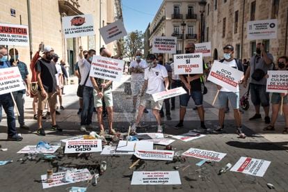 Protesta convocada por la Coordinadora Empresarial de Ocio y Hostelería de la Comunidad Valenciana (CEOH) frente a las Cortes valencianas este jueves para reclamar "medidas efectivas para frenar los contagios y amparo económico". 