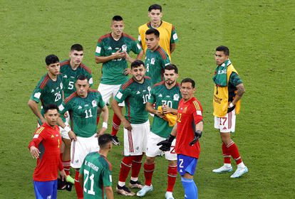 Los jugadores de México tras perder contra Argentina, en el estadio Lusail, este domingo.