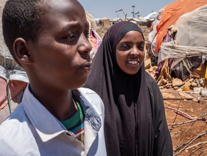 Shukri Muktar Mohamed y Mohamed Bare Maalin, ambos de 14 años, en el campo de refugiados climáticos de Baidoa.