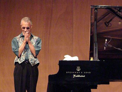 Keith Jarrett agradece la ovación de los espectadores en un concierto a piano solo en Venecia en julio de 2006.