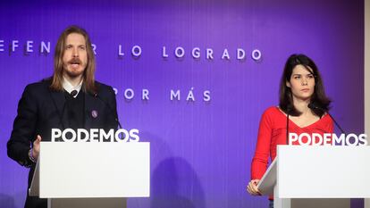 Los portavoces de Podemos, Isa Serra y Pablo Fernández, este lunes en una rueda de prensa en Madrid.