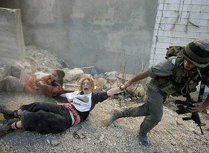 Un militar arrastra a dos mujeres durante la evacuación de un asentamiento judío de Hebrón el 4 de diciembre.