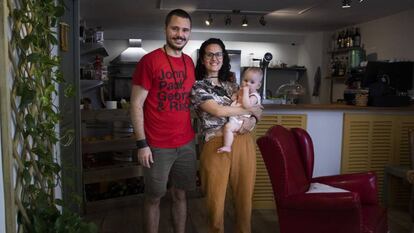 En Pablo, la Paula i la seva filla Júlia, al carrer de Blanquerna a Palma.