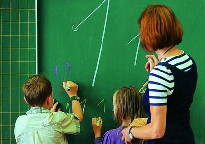 Niños zurdos y diestros aprendiendo en el colegio.