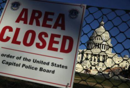 Obras para construir frente al Capitolio, en Washington, la plataforma de la ceremonia de inauguraci&oacute;n de la presidencia de Donald Trump.