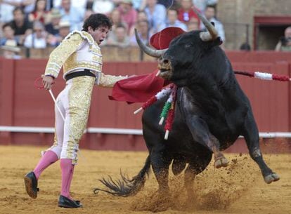 El torero Juan del &Aacute;lamo en la faena con la muleta a su segundo toro.
