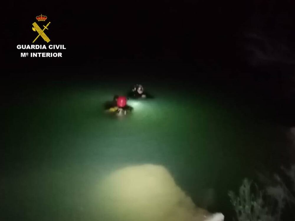 Tareas de búsqueda del joven desaparecido en el pantano de Crevillent.