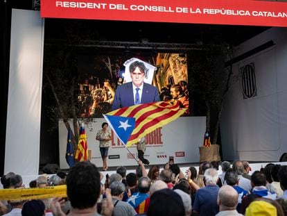 El expresidente de la Generalitat, Carles Puigdemont, participa por videoconferencia en el acto de conmemoración del aniversario del referéndum ilegal, el pasado 1 de octubre en Barcelona