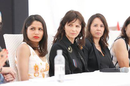 Juliette Binoche, en el centro durante una rueda de prensa en Cannes.