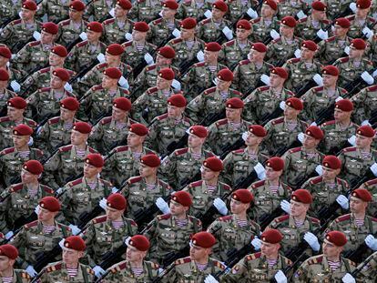 Soldados rusos participan en el ensayo del desfile militar por el Día de la Victoria en Moscú, que se celebró el 9 de mayo.