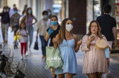 El Ministerio del Interior está estudiando el régimen de sanciones. Si se aplicara la Ley de Seguridad Ciudadana, las faltas leves se sancionan con importes que van de los 100 a los 600 euros. En la imagen, una calle del centro de Valencia, este jueves.