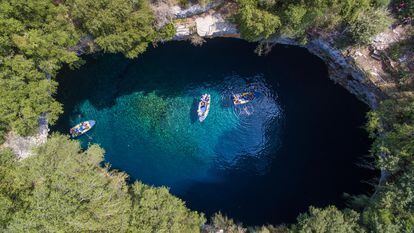 Vista aérea de la cueva y el lago de Melisani, en la isla griega de Cefalonia.