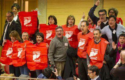 Protesta de enfermos de hepatitis C contra la Xunta en el Parlamento gallego en febrero de 2015.