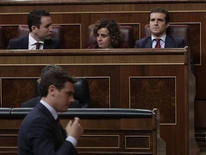 Albert Rivera pasa por delante de Teodoro García, Dolors Montserrat y Pablo Casado, el miércoles en el Congreso.