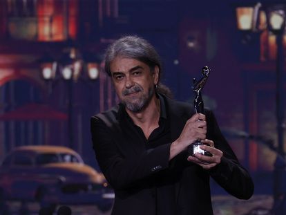 Fernando León de Aranoa, con uno de los premios Platino recibidos por 'El buen patrón'.