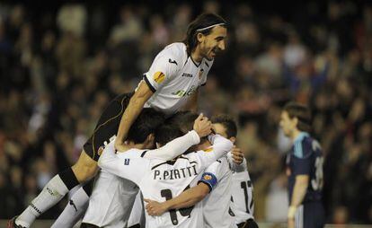 Los jugadores del Valencia celebran el gol de Jonas