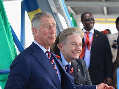 El entonces príncipe Carlos junto a su secretario privado, Clive Alderton, en el ferry Kigamboni Ferry, el 7 de noviembre de 2011 en Dar Es Salam (Tanzania).