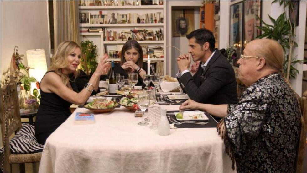 Ana Obregón, Lucía Echevarría, Víctor Janeiro y Rappel en 'Ven a cenar conmigo'.