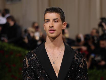 Manu Ríos, sin frac pero con pedrería y transparencias, en la alfombra roja de la Met Gala 2022.