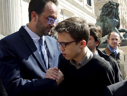 El portavoz socialista, Antonio Hernando, saluda ayer a &Iacute;&ntilde;igo Errej&oacute;n a las puertas del Congreso de los Diputados.