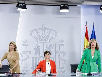 La ministra de Transportes, Raquel Sánchez; la portavoz, Isabel Rodríguez, y la de Educación, Pilar Alegría, tras el Consejo de Ministros.