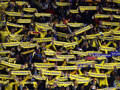 Los aficionados del Villarreal muestran sus bufandas con el lema "Yellow submarine".