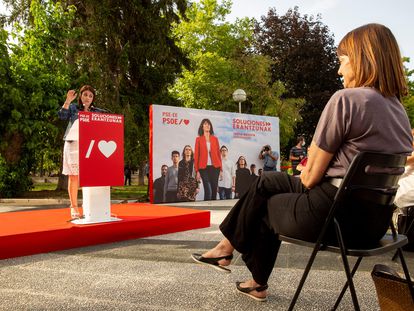 La candidata socialista a lehendakari, Idoia Mendia, durante la intervención de la portavoz del PSOE en el Congreso, Adriana Lastra, este miércoles en Vitoria.