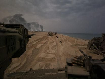Tanques israelíes avanzan por la costa norte de la franja de Gaza, este domingo.