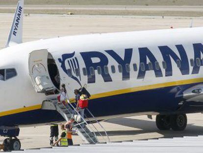 Pasajeros embarcan en un avi&oacute;n de Ryanair en Girona.