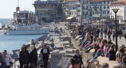 Decenas de personas disfrutan del sol en San Sebastián durante la Semana Santa.