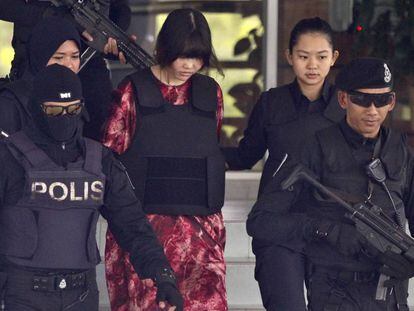 La vietnamita Doan Thi Huong (c), una de las dos acusadas del asesinato de Kim Jong-am, sale de un tribunal en Kuala Lumpur (Malasia), este viernes.