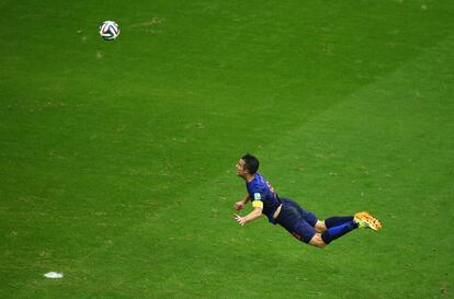 Robin van Persie marca el gol del emparte contra España
