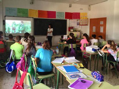 Un grupo de alumnos asiste a una charla del colectivo No te prives, en una escuela de Murcia.