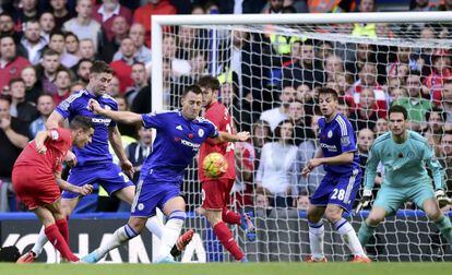 Coutinho marca el segundo gol del Liverpool.
