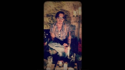 Johnny Depp se dirige a la nación de 'instagramers' popr primera vez desde una especie de cueva y rodeado de velas.