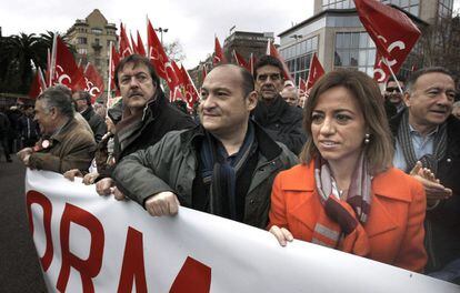 Carme Chacón, durante la manifestación en la que miles de personas han salido a la calles de Barcelona para protestar contra la reforma laboral, que ha reunido a sindicatos y a los partidos de la izquierda catalana.