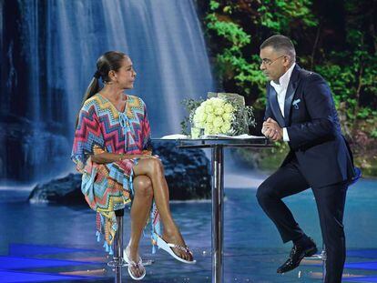 Isabel Pantoja y Jorge Javier Vázquez, durante la entrevista a la cantante tras su salida de 'Supervivientes'.